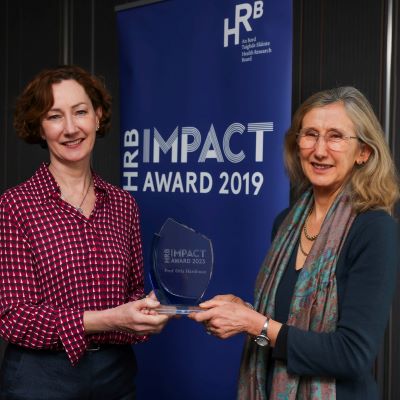 Dr Mairéad O’Driscoll, Chief Executive, Health Research Board (HRB) presents the 2023 HRB Impact Award to Professor Orla Hardiman, Trinity College Dublin